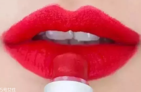 口紅干了嘴脫皮怎么辦？4步打造水潤(rùn)雙唇