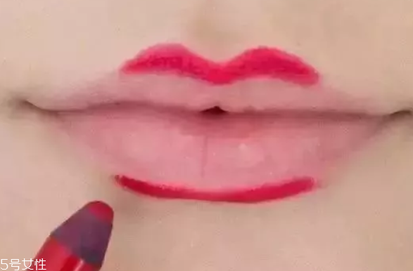 口紅干了嘴脫皮怎么辦？4步打造水潤(rùn)雙唇