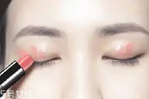 怎么用口紅畫眼影？?jī)刹疆嫼醚蹔y