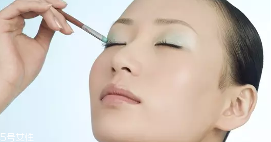 怎么用口紅畫眼影？?jī)刹疆嫼醚蹔y