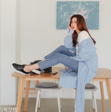 淺藍(lán)色毛衣怎么搭配？簡(jiǎn)約配色彰顯氣質(zhì)