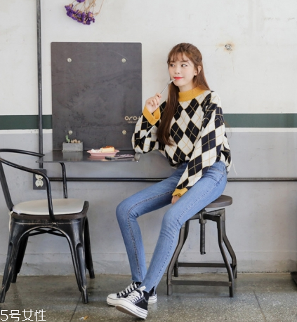 格子毛衣怎么搭配？盡顯減齡學院風