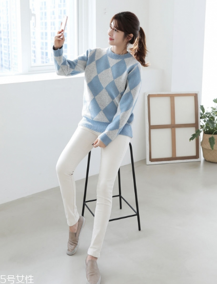 格子毛衣怎么搭配？盡顯減齡學院風