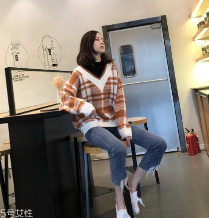 格子毛衣怎么搭配？盡顯減齡學院風