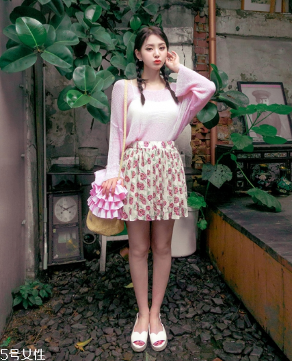 粉色針織衫怎么搭配？文藝又少女的穿搭經(jīng)典