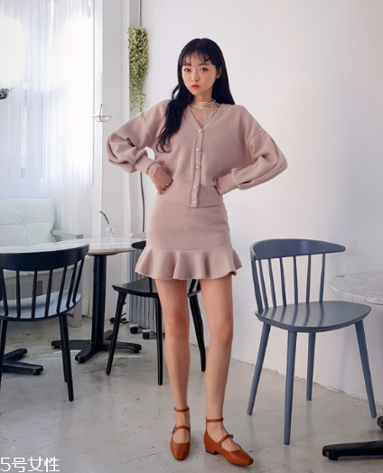 粉色針織衫怎么搭配？文藝又少女的穿搭經(jīng)典