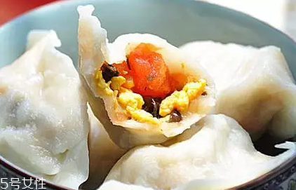 餃子餡先放水還是先放油？油是最后放的調(diào)料