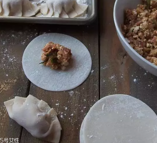 餃子餡先放水還是先放油？油是最后放的調(diào)料