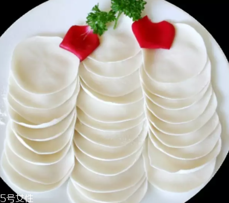 搟餃子皮怎么轉(zhuǎn)圈？借用巧力才能轉(zhuǎn)圈成圓