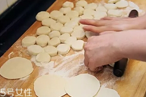 搟餃子皮怎么轉(zhuǎn)圈？借用巧力才能轉(zhuǎn)圈成圓