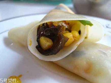 搟餃子皮怎么轉(zhuǎn)圈？借用巧力才能轉(zhuǎn)圈成圓