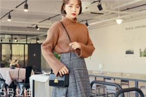 毛衣搭配短裙好看嗎？立顯俏皮少女范兒