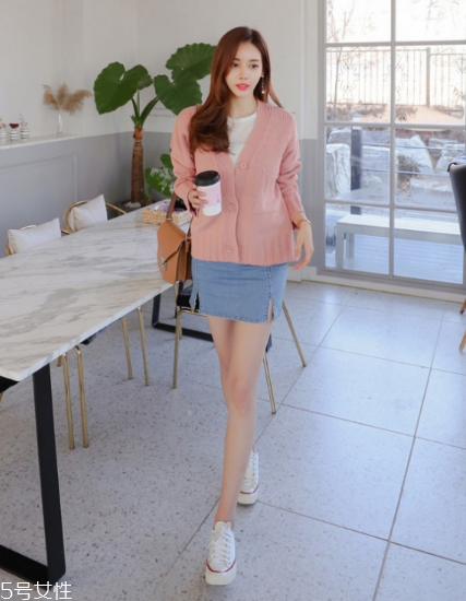 毛衣搭配短裙好看嗎？立顯俏皮少女范兒