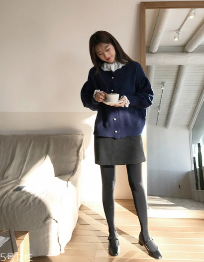 毛衣搭配短裙好看嗎？立顯俏皮少女范兒