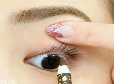 不畫(huà)眼線(xiàn)只涂睫毛膏行嗎？這么涂睫毛膏能放大雙眼