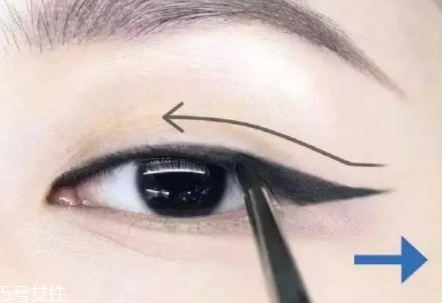 不畫(huà)眼線(xiàn)只涂睫毛膏行嗎？這么涂睫毛膏能放大雙眼