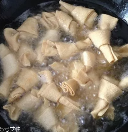 豆腐皮能油炸嗎？火候太猛容易炸糊