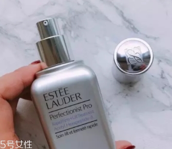 雅詩蘭黛線雕精華和小棕瓶哪個好？一起使用效果佳