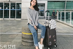 拼色牛仔褲什么樣的好看？這三款最時(shí)髦