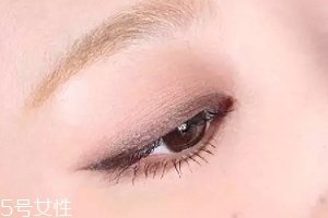 單眼皮如何畫眼影？亮色眼影會(huì)制造車禍現(xiàn)場(chǎng)