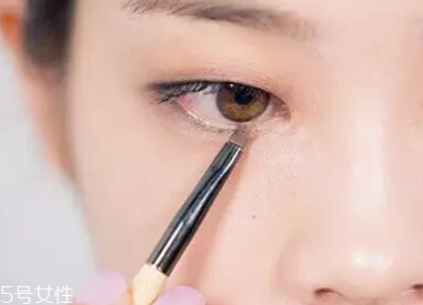 單眼皮如何畫(huà)眼影？亮色眼影會(huì)制造車(chē)禍現(xiàn)場(chǎng)