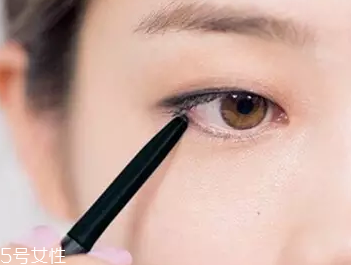單眼皮如何畫(huà)眼影？亮色眼影會(huì)制造車(chē)禍現(xiàn)場(chǎng)