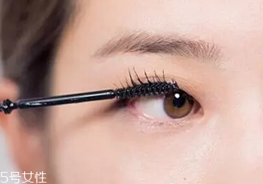 單眼皮如何畫(huà)眼影？亮色眼影會(huì)制造車(chē)禍現(xiàn)場(chǎng)