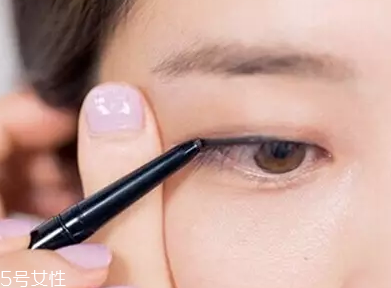 單眼皮如何畫(huà)眼影？亮色眼影會(huì)制造車(chē)禍現(xiàn)場(chǎng)