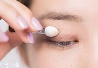 單眼皮如何畫(huà)眼影？亮色眼影會(huì)制造車(chē)禍現(xiàn)場(chǎng)