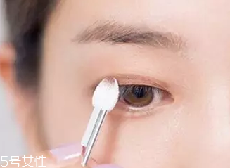 單眼皮如何畫(huà)眼影？亮色眼影會(huì)制造車(chē)禍現(xiàn)場(chǎng)