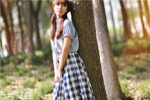 格子長裙搭配什么上衣？清新文藝風(fēng)女孩