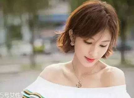 皮膚白的人染什么顏色的頭發(fā)好看？避免冷色調(diào)