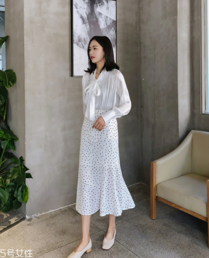 波點裙搭配什么上衣？復古混搭風女王