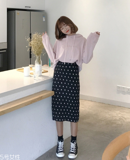 波點裙搭配什么上衣？復古混搭風女王