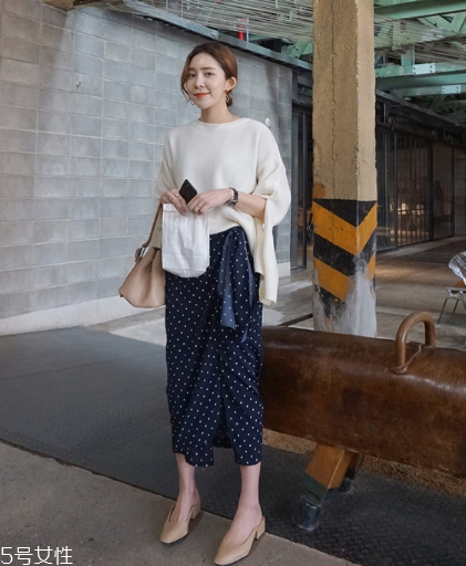 波點裙搭配什么上衣？復古混搭風女王