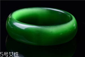 綠水晶手鐲應(yīng)戴哪只手？左手更好