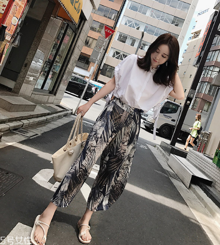 印花單品怎么搭配？感受春夏的浪漫情緣