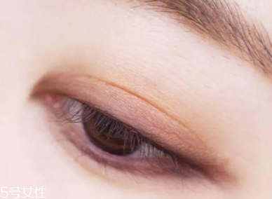 戴眼鏡怎么化妝好看？這么化妝比戴美瞳還美貌