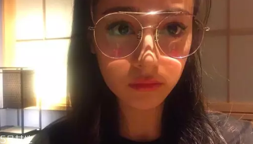 戴眼鏡怎么化妝好看？這么化妝比戴美瞳還美貌