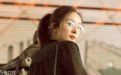 戴眼鏡怎么化妝好看？這么化妝比戴美瞳還美貌