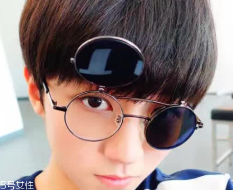 戴眼鏡怎么化妝好看？這么化妝比戴美瞳還美貌