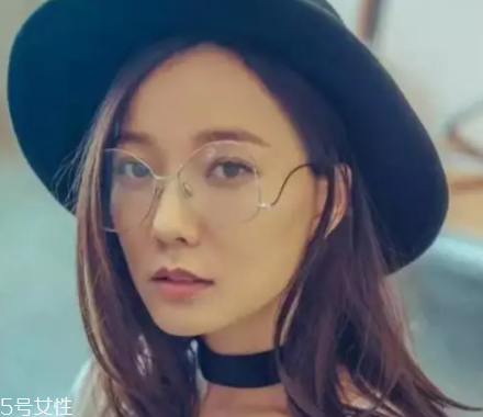 戴眼鏡怎么化妝好看？這么化妝比戴美瞳還美貌