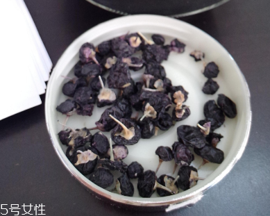 黑枸杞能和菊花一起泡嗎？這個(gè)搭配沒(méi)毛病