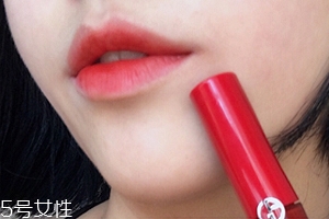 阿瑪尼405和雅詩(shī)蘭黛333哪個(gè)好？333誰(shuí)涂誰(shuí)好看