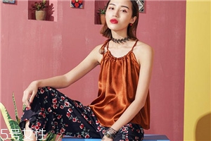 平胸穿什么衣服好看？性感的平胸穿搭