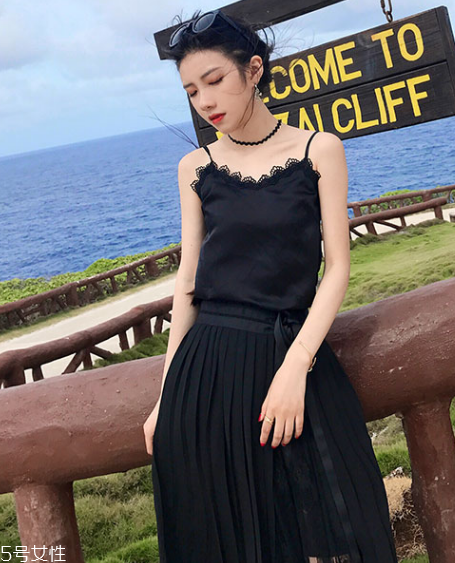 平胸穿什么衣服好看？性感的平胸穿搭