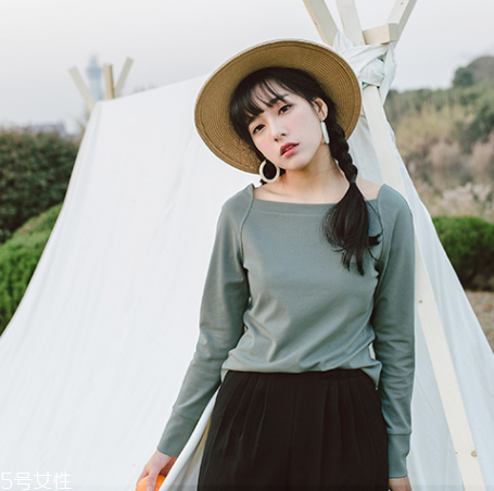 平胸穿什么衣服好看？性感的平胸穿搭