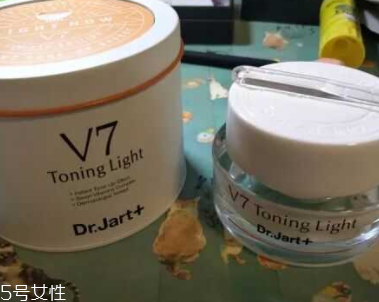 面霜和素顏霜可以同時用嗎？面霜用量不要太多