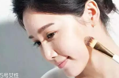 夏天化妝怎么樣不脫妝？8個小技巧讓你做清爽女神