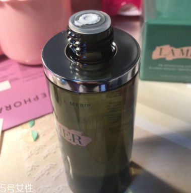 海藍(lán)之謎精萃液跟爽膚水有什么區(qū)別？用于爽膚水之后